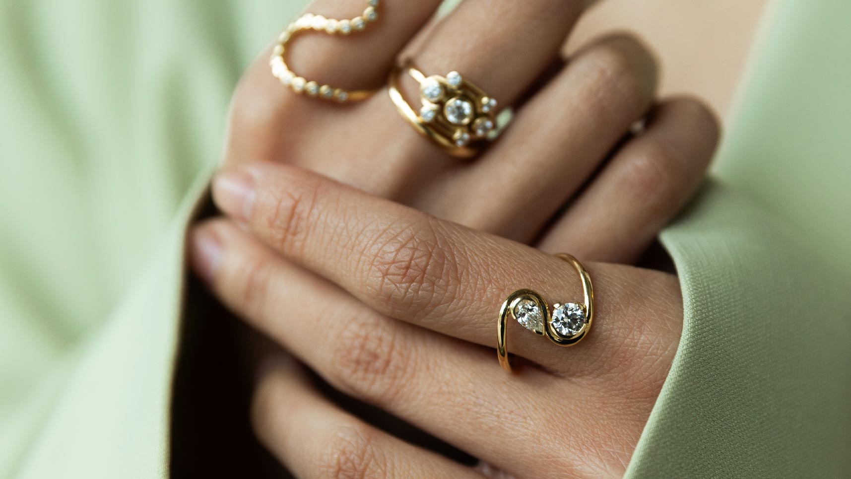 Frauen Hand mit recycelten Gold Ringen und Labor Diamanten, designt und hergestellt in Deutschland