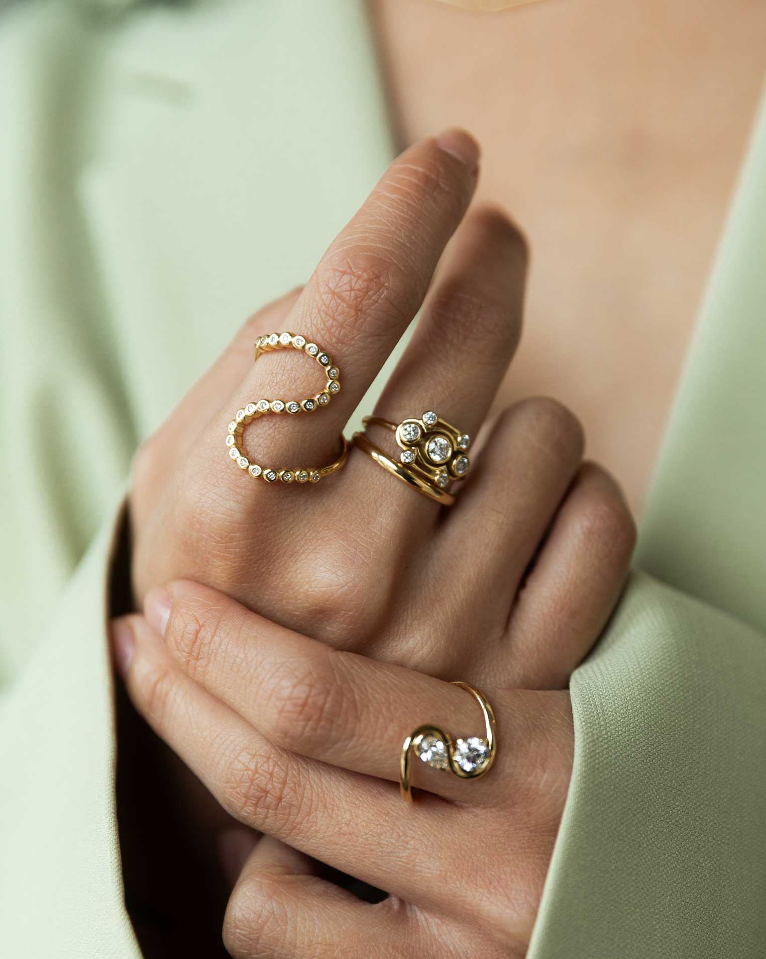 Frauen Hand mit recycelten Gold Ringen und Labor Diamanten, designt und hergestellt in Deutschland
