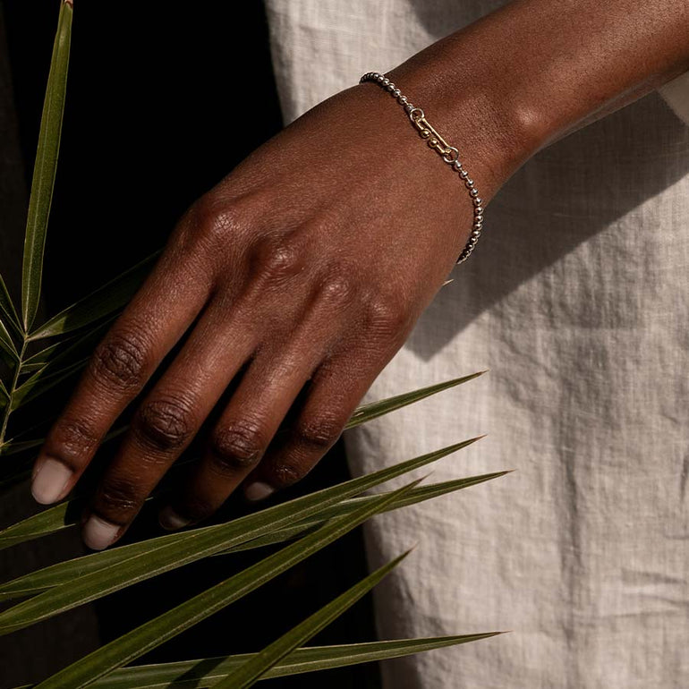 Silber Kugelarmband mit Gold Designer Verschluss an Arm getragen