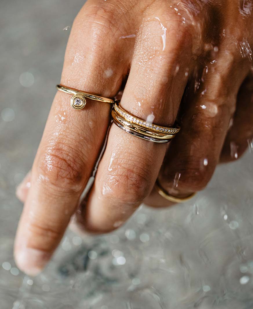 Hand mit vielen Ringen und Ringstacking