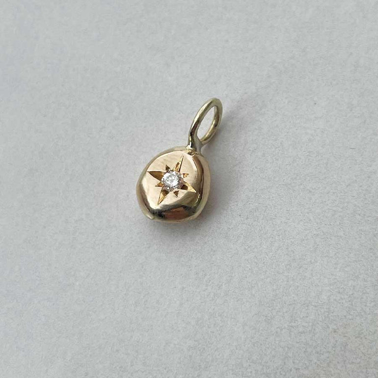 Ein neuer Schmuckanhänger recycelt aus Altgold mit Labordiamant