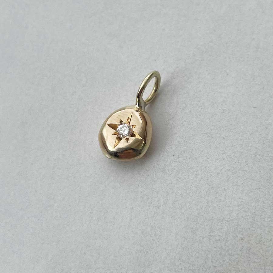 Ein neuer Schmuckanhänger recycelt aus Altgold mit Labordiamant