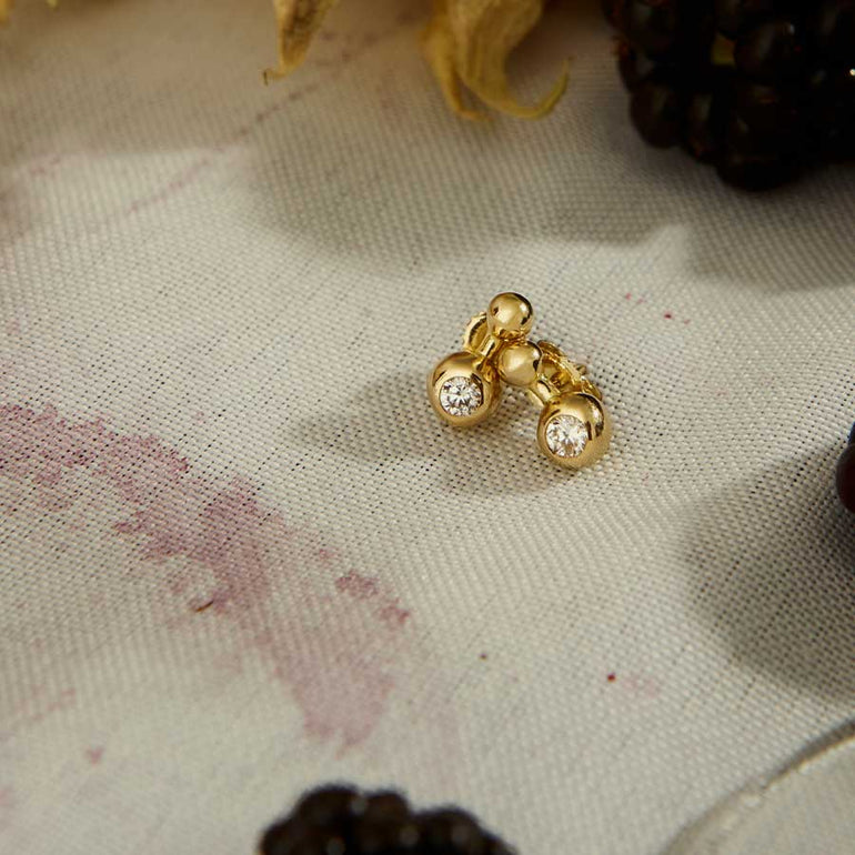 Ohrstecker im edgy Piercing Look aus recyceltem Gold mit Labordiamant besetzt von Maren Jewellery
