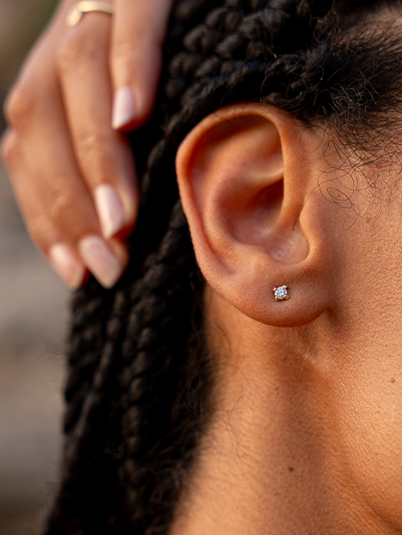 Frau mit Labor Diamant Ohrring