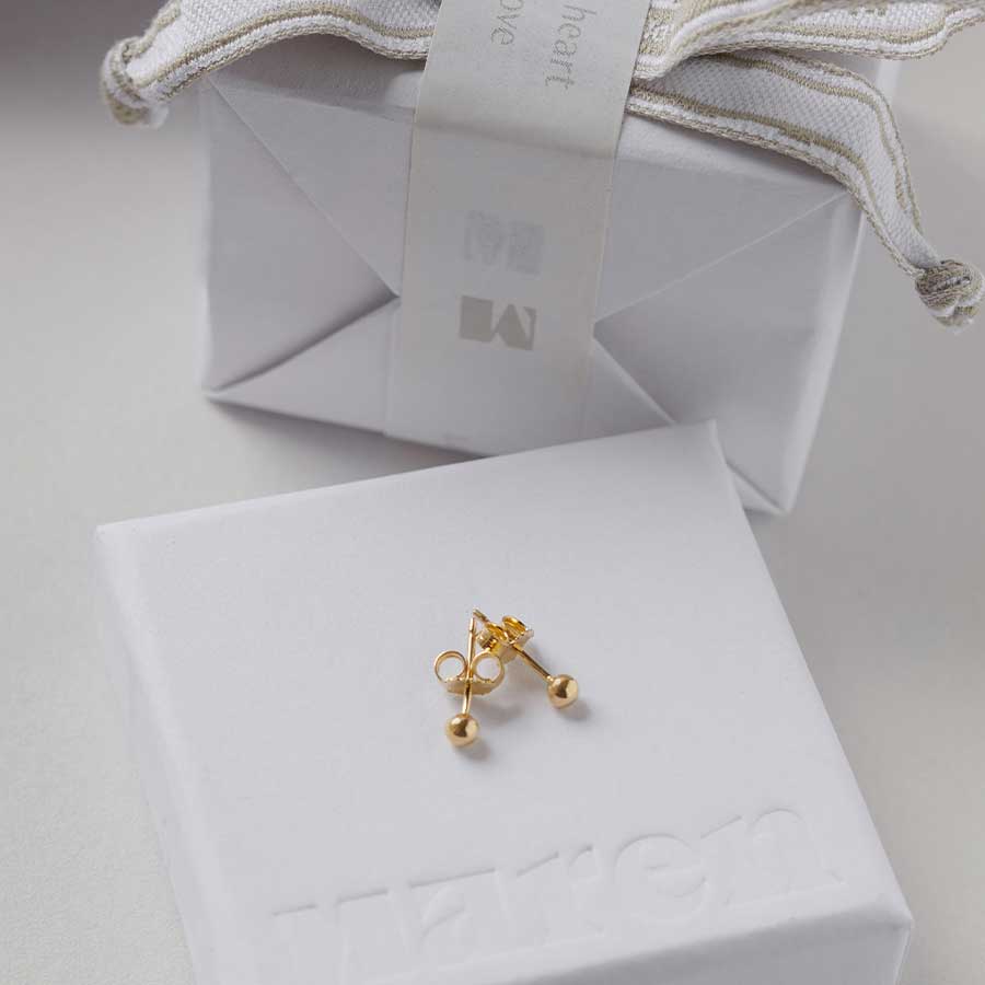 Schlichte Kugel Ohrringe auf eleganter Geschenkverpackung als Geschenke Beispiel fotografiert