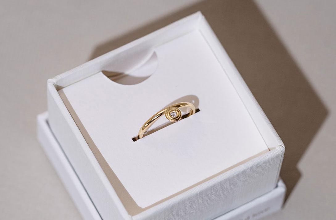 Nachhaltige Papierverpackung für Ring aus recyceltem Gold