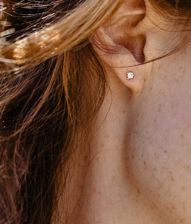 Ohrstecker er achtsamen ReMind Kollektion von Maren Jewellery am Ohr einer Frau