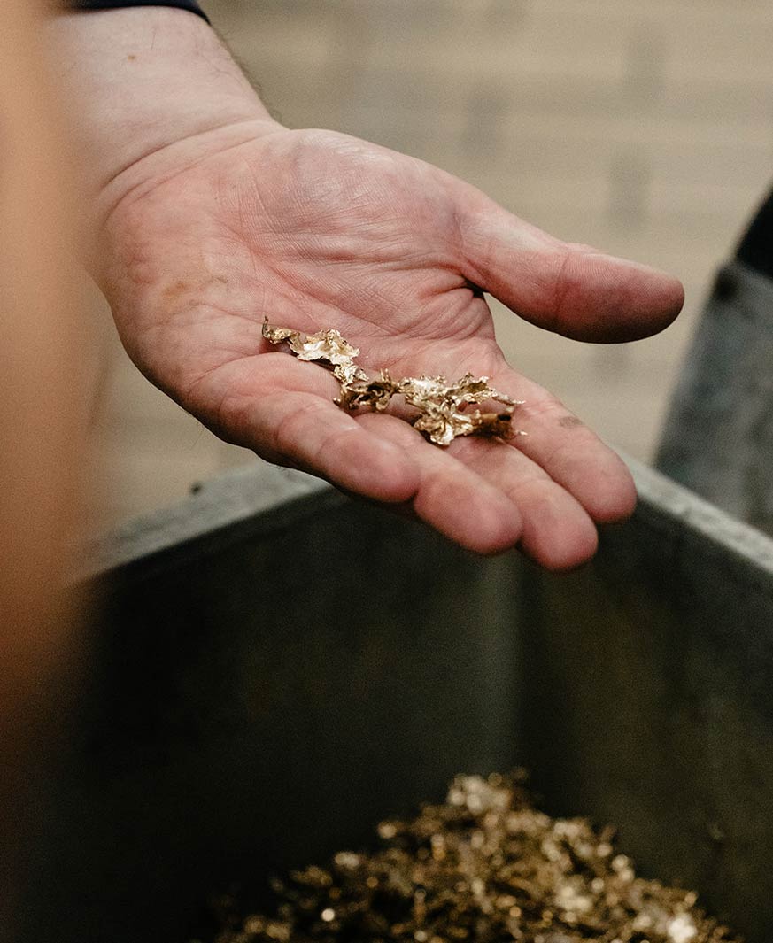 Hand mit recyceltem Gold für Schmuck Herstellung