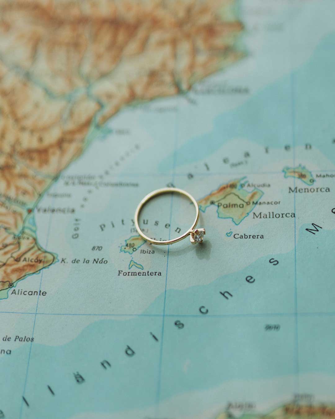 Verlobungsring von Maren Jewellery aus recyceltem Gold und Labordiamant auf einer Mittelmeerkarte