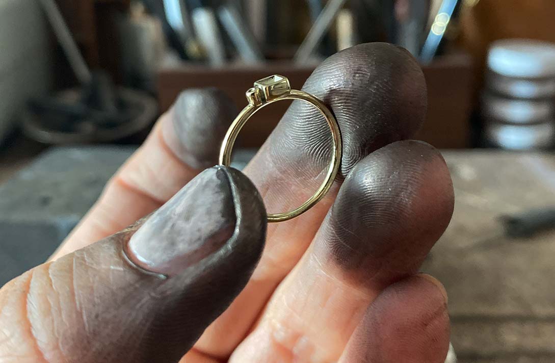 Designerring bei der Handanfertigung aus recyceltem Gold von Maren Jewellery