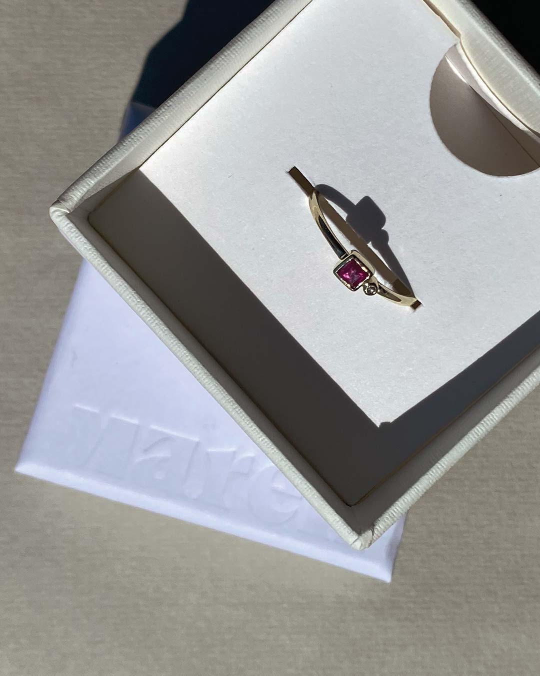 Ein dpezial angefertigter Ring für eine Kundin aus recyceltem Gold und extravaganten Labordiamanten von Maren Jewellery