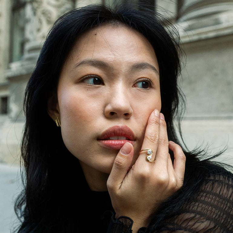 Frau trägt wunderschönen wellen Ring mit 2 großen Labordiamanten