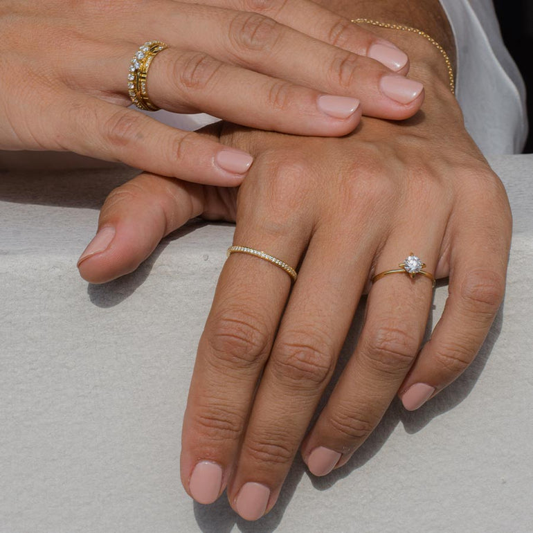 Zarter Memoire Ewigkeitsring aus recyceltem Gold und Labordiamanten von Maren Jewellery an der Hand eines Models