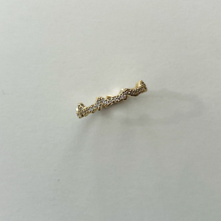 Sonderangefertigter Ring in der Form der Herzschlaglinie des Babys zur Geburt aus recyceltem Gold und Labordiamanten von Maren Jewellery