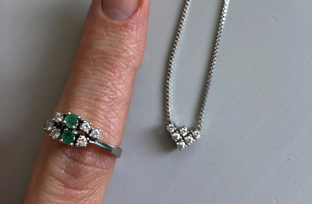 Finger mit altem Schmuck