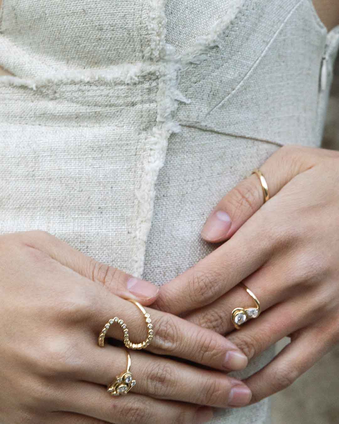 Spektakuläre Designerringe in Manufaktur gefertigt aus recyceltem Gold und Labordiamanten von Maren Jewellery an den Händen eines Models