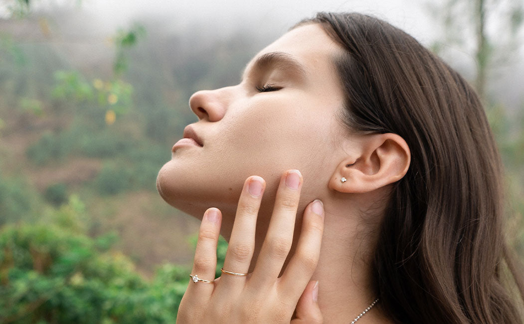 Frau in der Natur mit nachhaltigem Schmuck