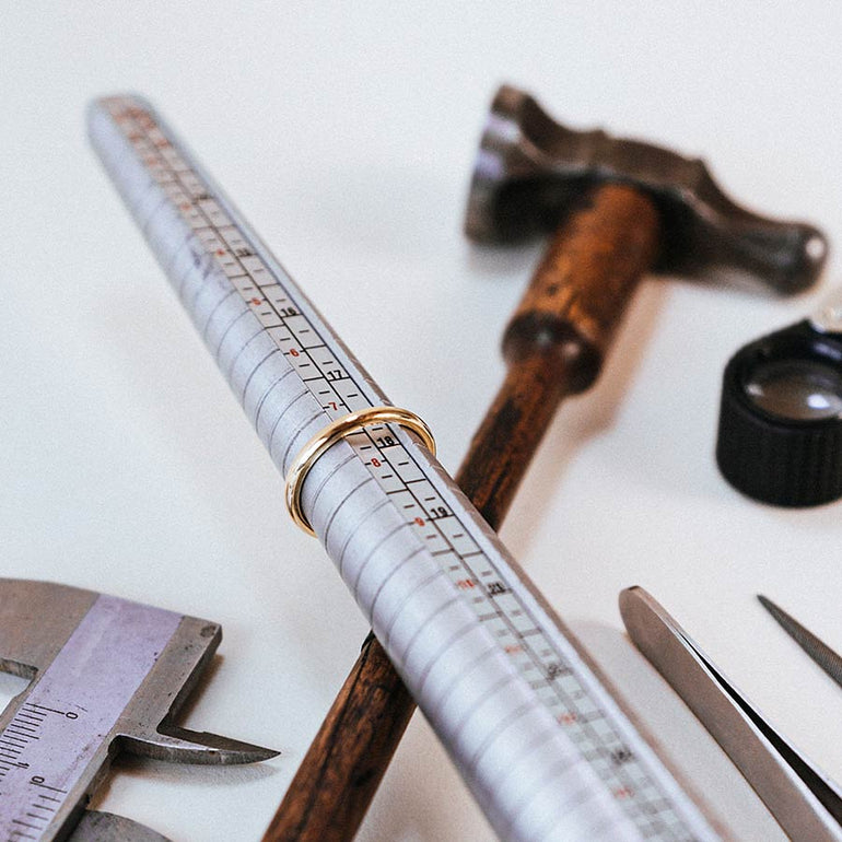 Werkzeug und Ringschiene im Maren Atelier, um Ringe zu vergrößern und zu verkleinern