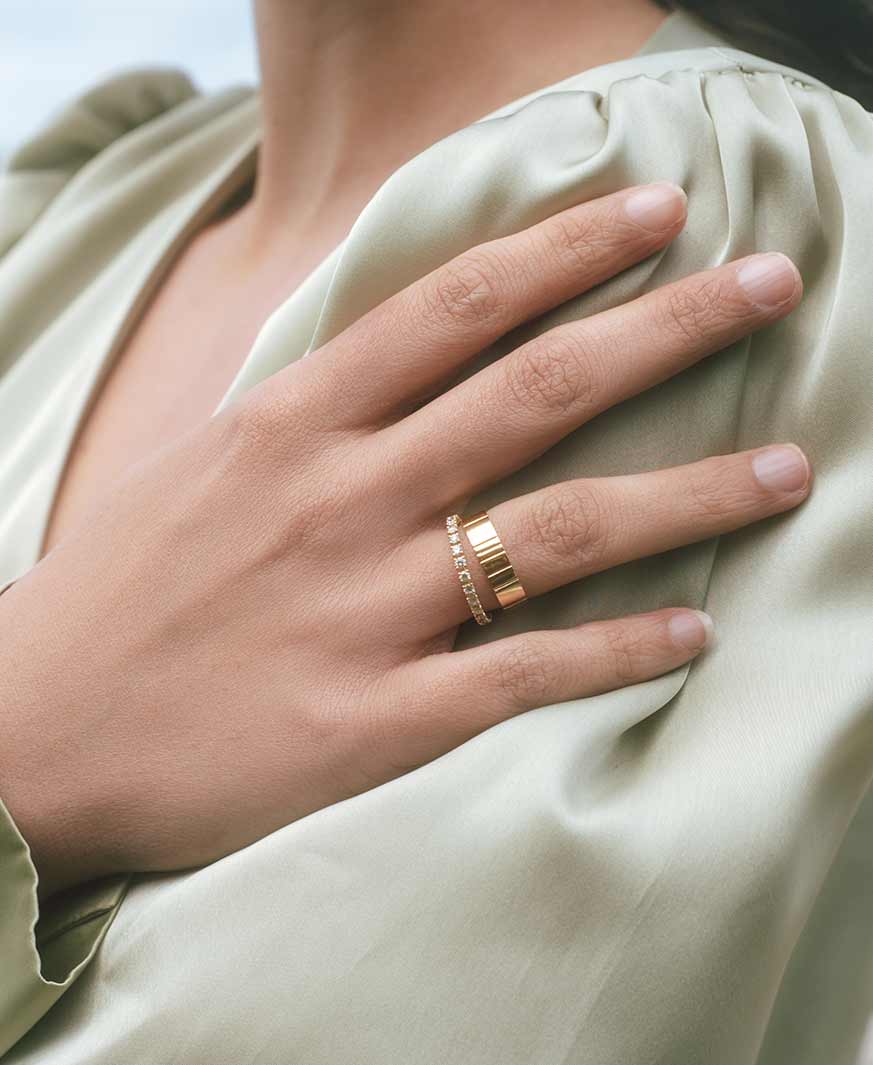 Verlobungsring und Ehering mit Labor Diamanten von Frau getragen