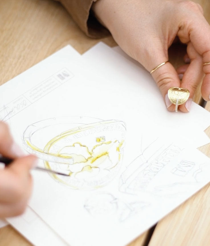Schmuckdesignerin Helge Maren Hauptmann skizziert ein neues Schmuckstück per Hand