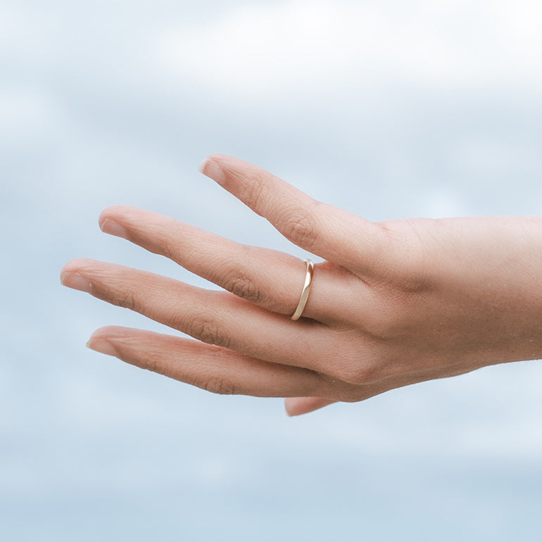 Band Ehering aus Gold an Frauenhand