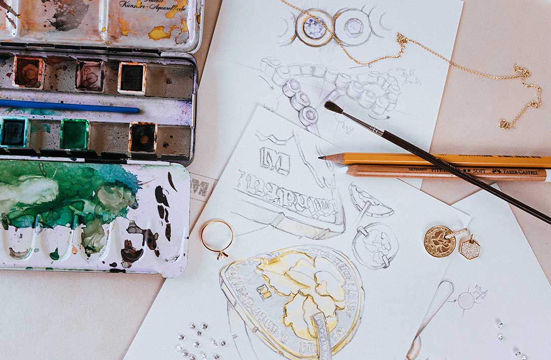 Handzeichnungen für neue Schmuckstücke mit Stift und Aquarellfarben