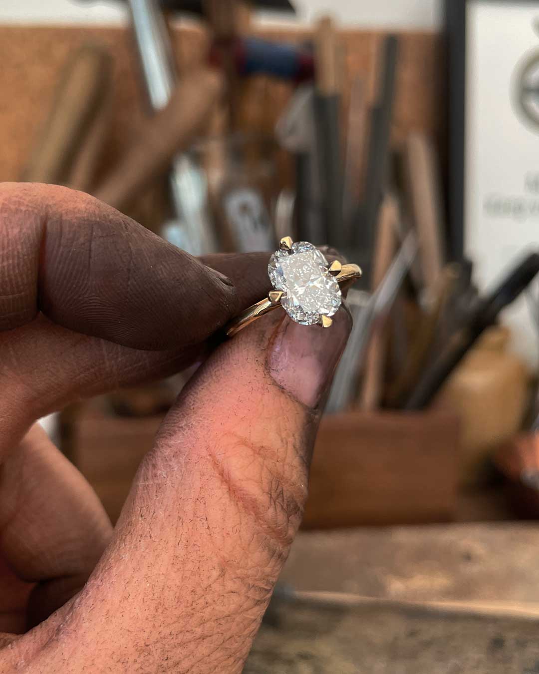 Detailaufnahme eines nachhaltigen Goldrings mit 2ct Labordiamant beid erhandwerklichen Herstellung im Maren Studio