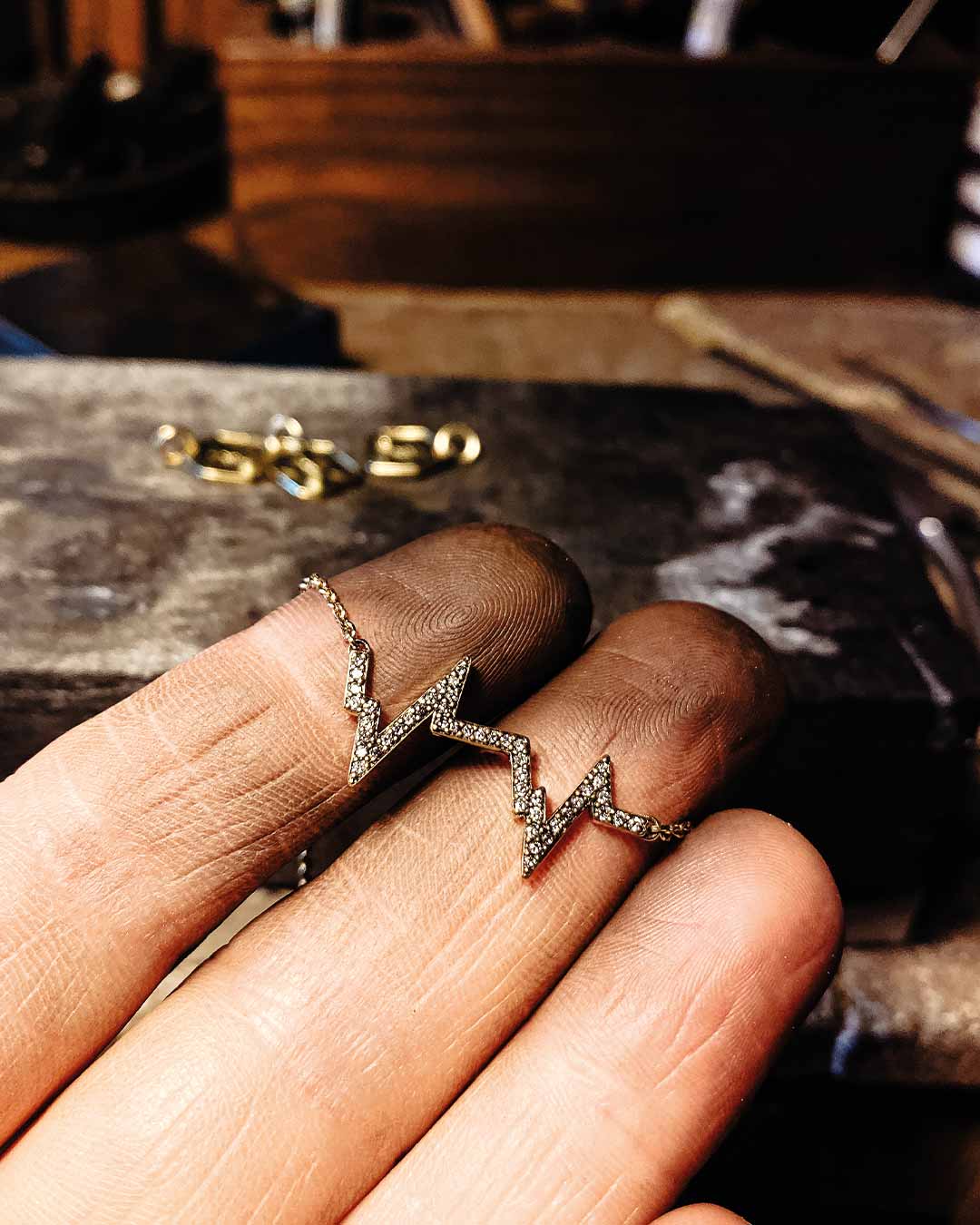 In Handarbeit angefertigter Kettenanhänger, der den Herzschlag des Babys der Kundin zeigt und vollständig mit Labordiamanten besetzt ist von Maren Jewellery