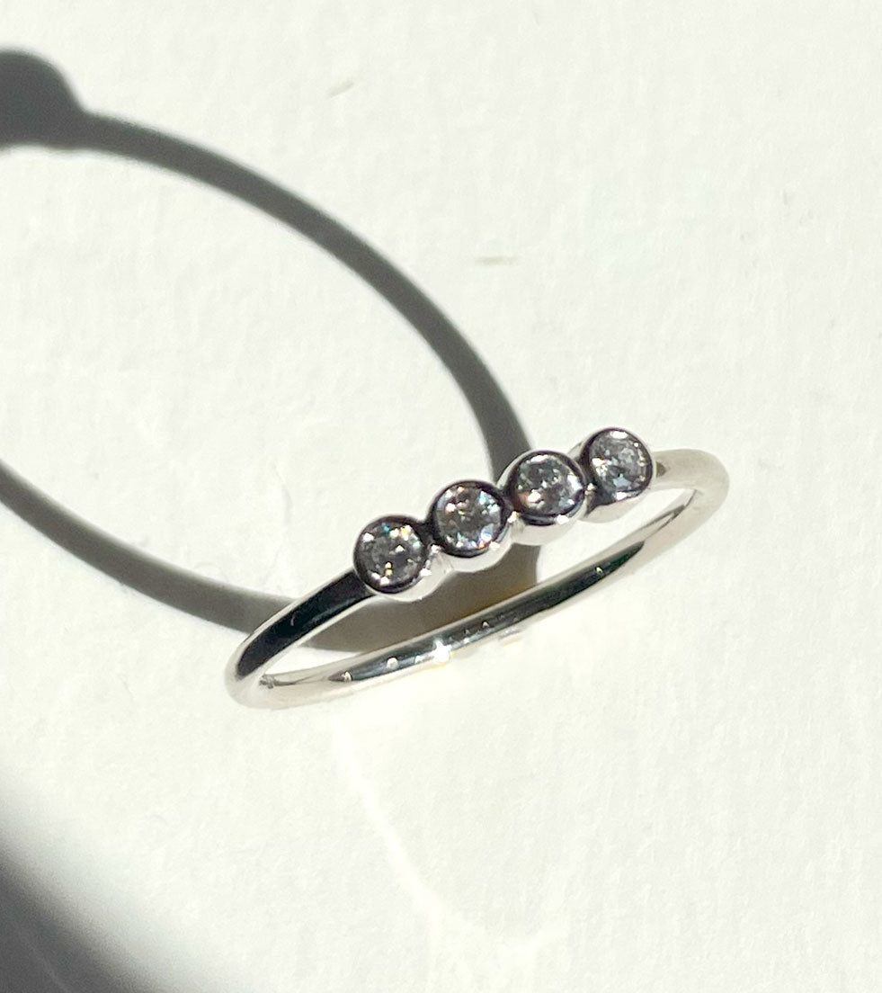 schlichter Designer Ring mit 4 weißen Diamanten un WEißgold gefasst