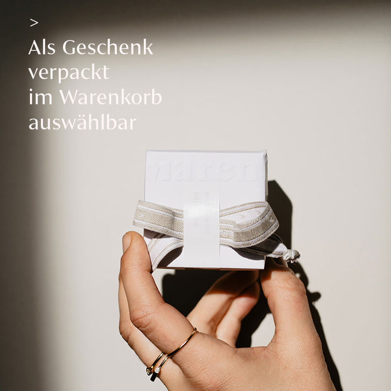 Hand zeigt unsere nachhaltige, hochwertige Schmuck Geschenk Verpackung ohne Plastik