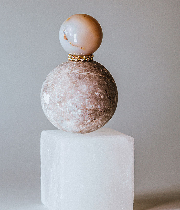 Achtsame Skulptur mit Kristallwürfelm Steinkugeln und nachhaltigem Goldschmuck