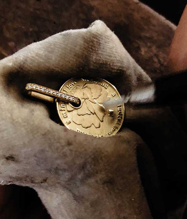 Detailafnahme der Oberflächenbearbeitung eines Schmuckstücks von Maren Jewellery aus recyceltem Gold