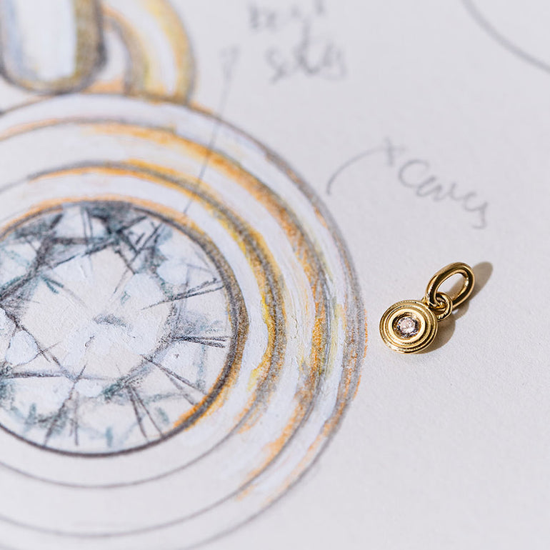 zarter Mini Anhänger aus recyceltem Gold wird von Maren Jewelelry von Hand designt und angefertigt