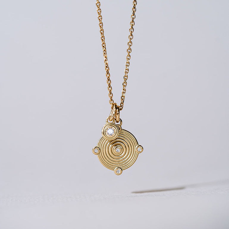Schmuckanhänger vom Meer inspiriert aus recyceltem Gold und mit Labordiamanten besetzt von Maren Jewellery hängen an einer Goldkette vor weißem Hintergrund