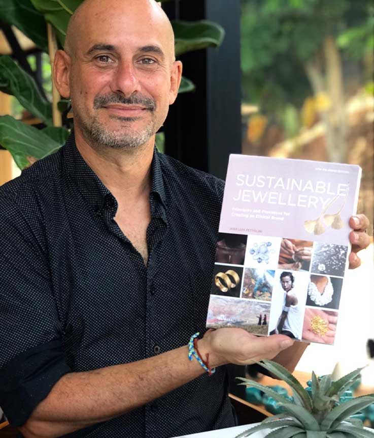 Potrait des Schmuckexperten Jose Luis Fettolini mit seinem Buch über nachhaltiges Design