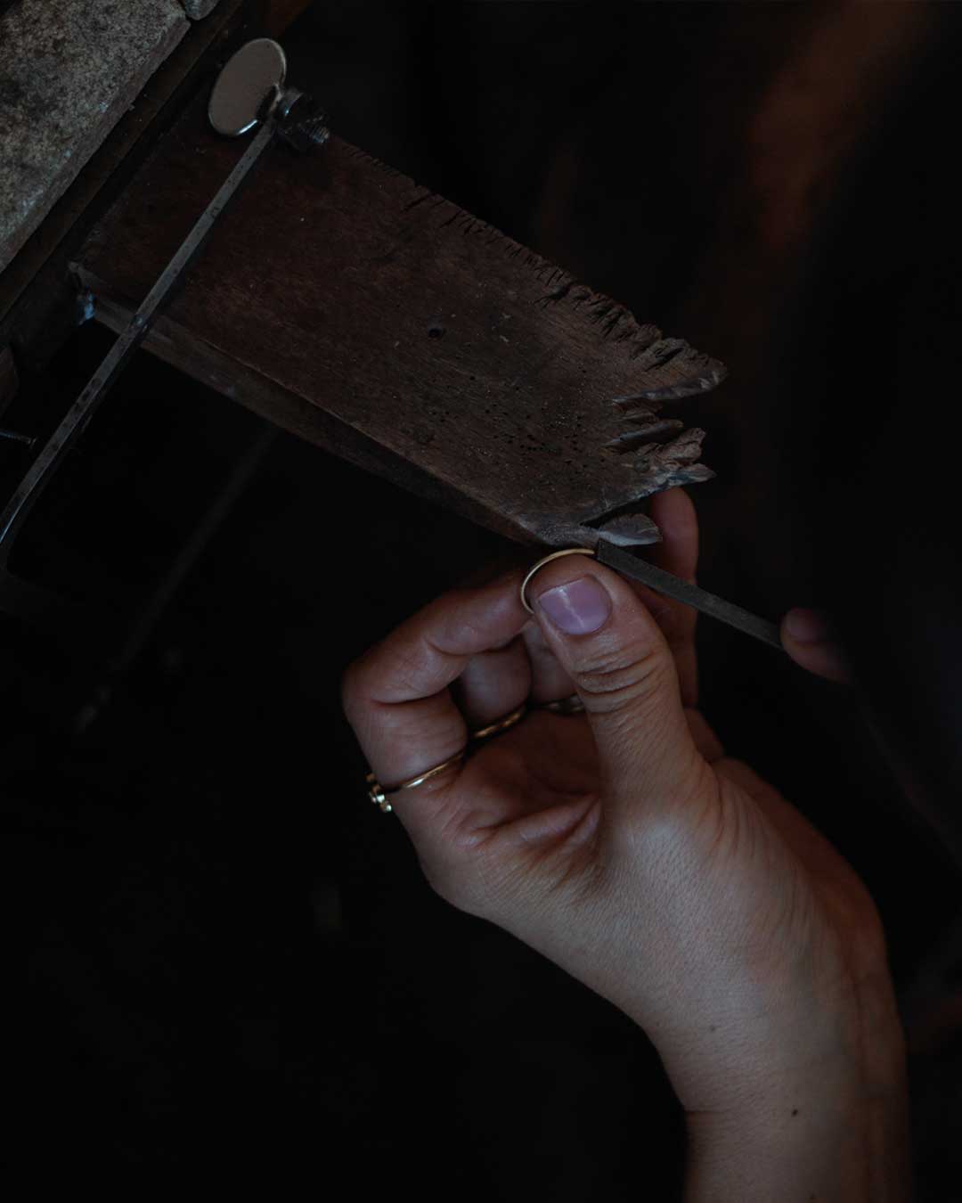 Schmuckherstellung am Goldschmiedetisch im MAren Jewellery Atelier