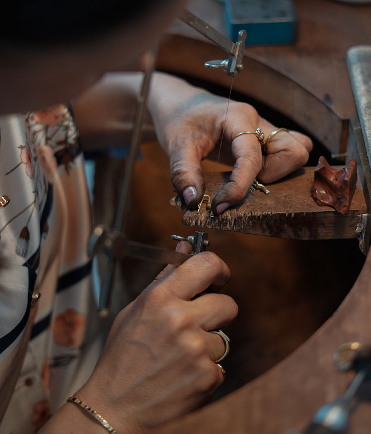Schmuckherstellung am Goldschmiedetisch im Maren Jewellery Studio
