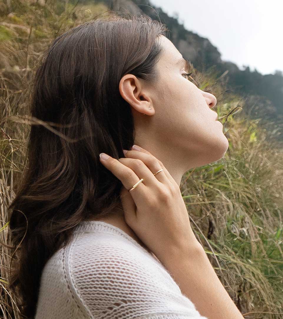 Frau in der Natur mit Gold Ringen aus recyceltem Gold