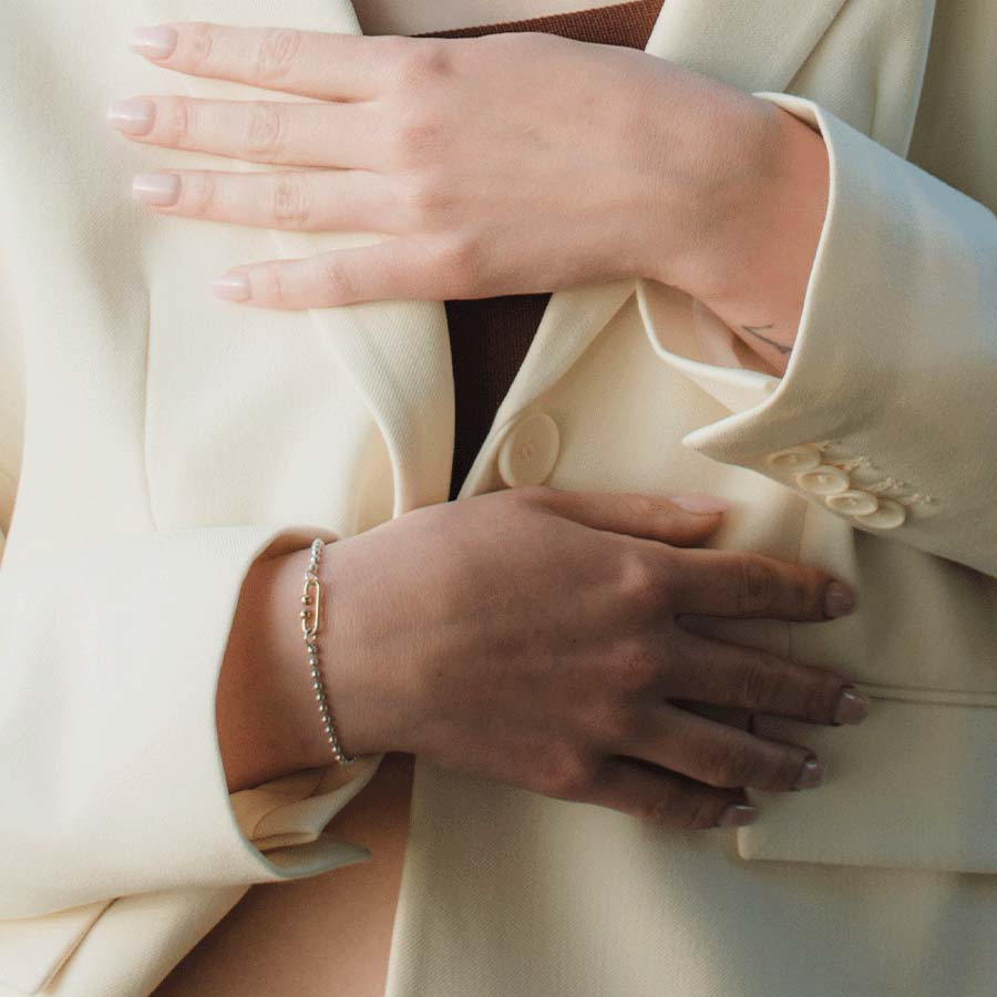 Silber Armband an elegantem Arm