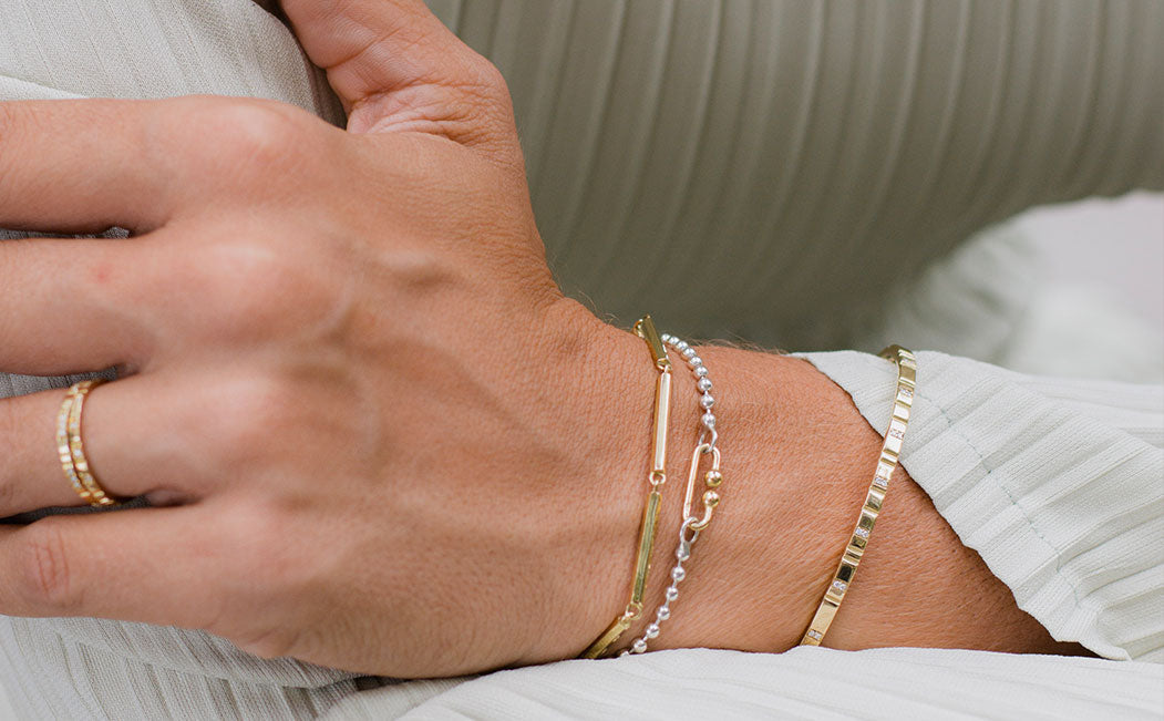 Gold und Silberarmbänder im Mix