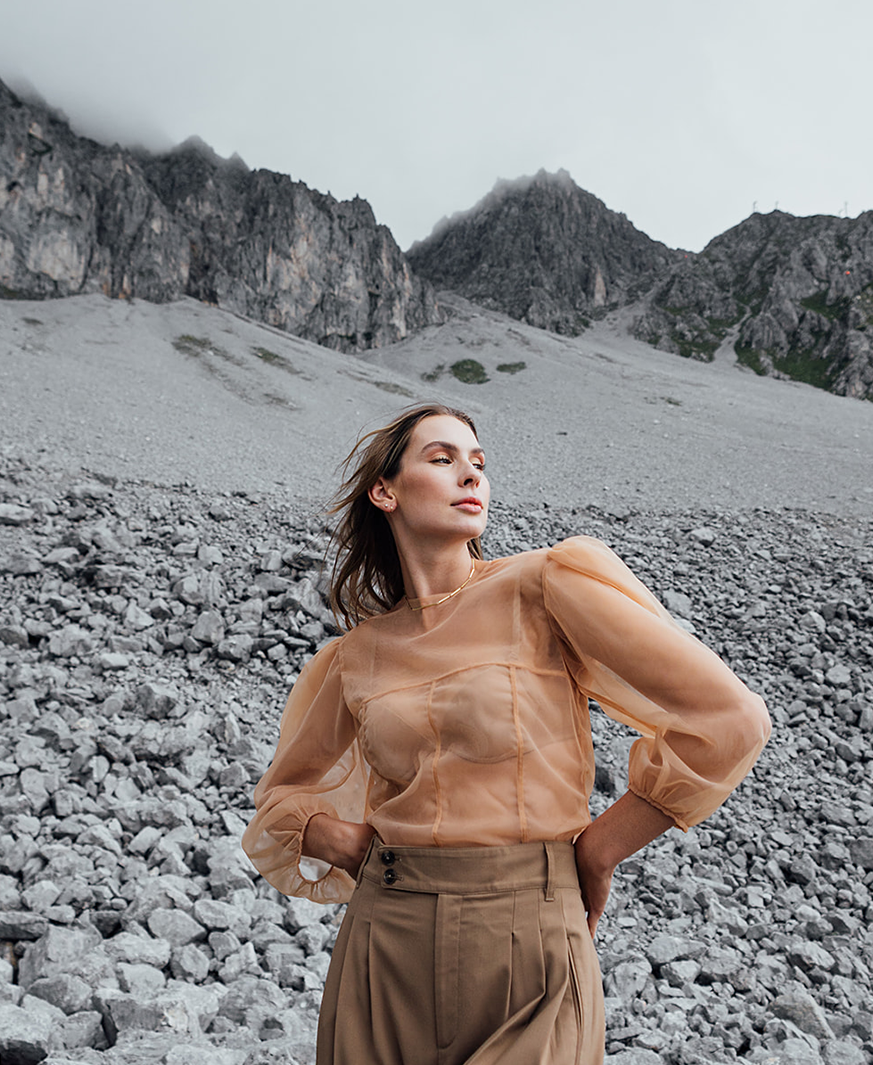 Unser Model in kosmisch anmutender Umgebung in Fair Fashion und Maren Ohrringen