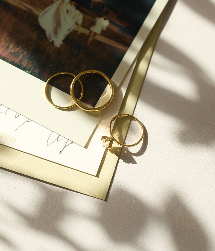 Zarte Verlobungsringe und Eheringe von Maren Jewellery im warmen Schattenspiel