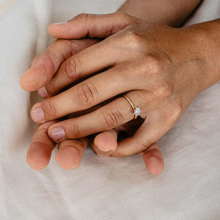 Besonderer Solitair Verlobungsring mit 0,5 0 Karat Labordiamant aus recyceltem Gold von Maren Jewellery an einer Frauenhand
