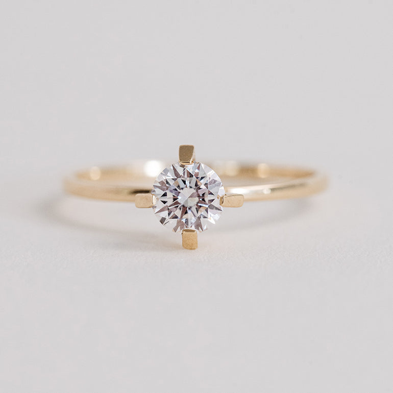 Foto eines solitärings aus recyceltem Gold und mit 0,5 Karat Labordiamant besetzt von  Maren Jewellery Mit starkem Fokus auf den Diamanten