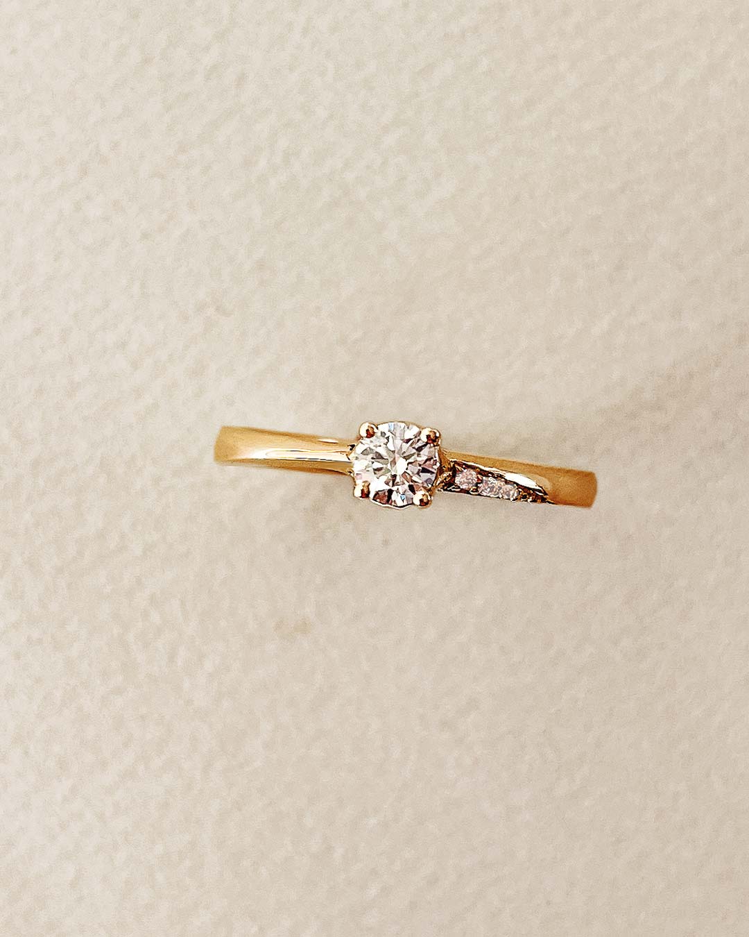 Custom-made engagement ring with an organic curve by Maren Jewellery, made from recycled gold and lab-grown diamonds