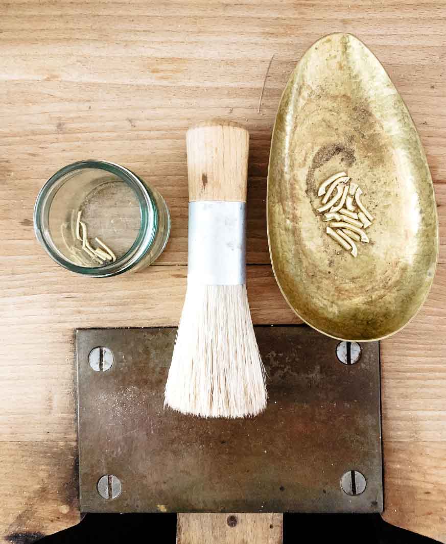 Urban Mining: Reste von Goldgüssen für Recycling auf einer Goldschmiedebank