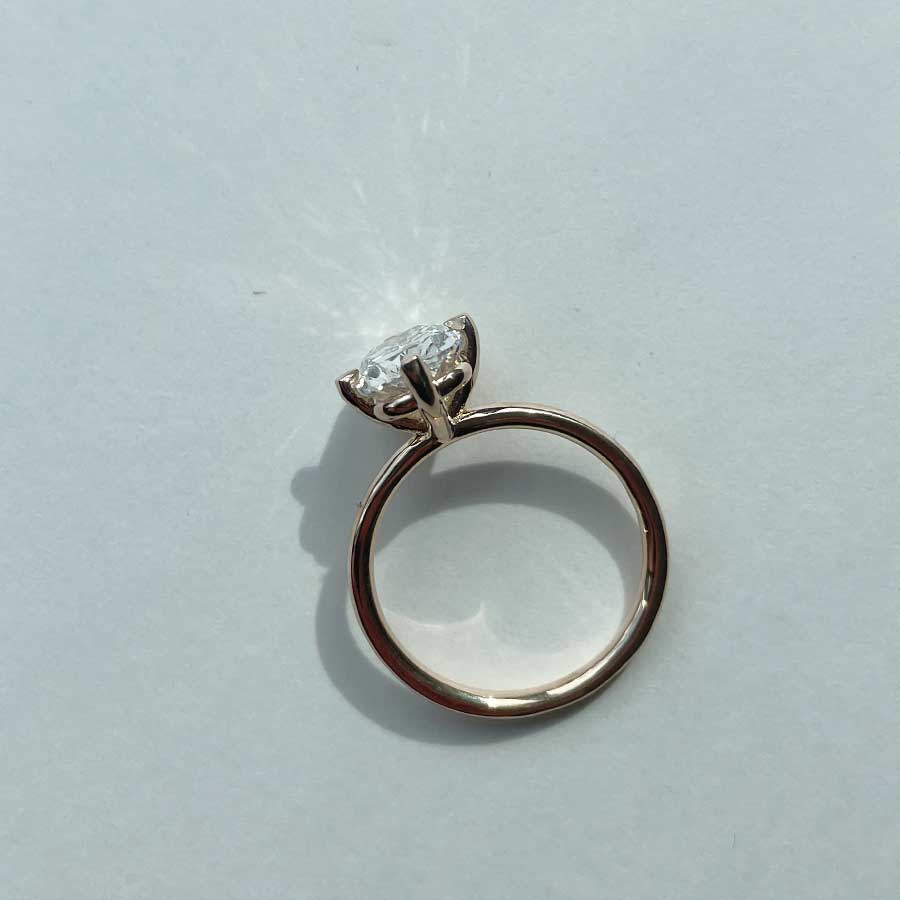 Sonderanfertigung eine Verlobungsrings aus recyceltmen Gold mit einem 2 carat Labordiamaten von Maren Jewellery