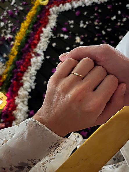 Hand mit Verlobungsring