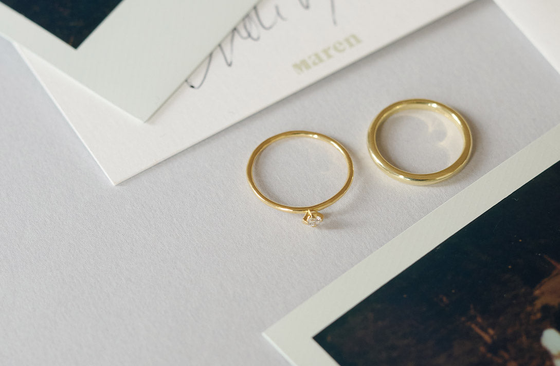Verlobungsringe von Maren Jewellery aus recyceltem Gold und Labordiamanten auf Polaroid Fotos einer Hochzeit