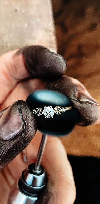 Detailaufnahme vom Polieren eines handgefertigten und nachhaltigen Verlobungsrings von Maren Jewellery